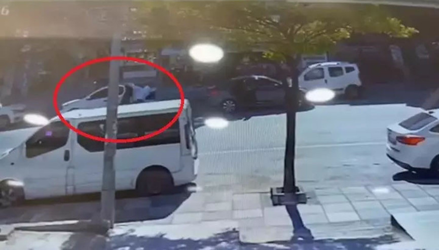 Altın dolu çantayı saniyeler içinde çaldılar O anlar kameraya yansıdı