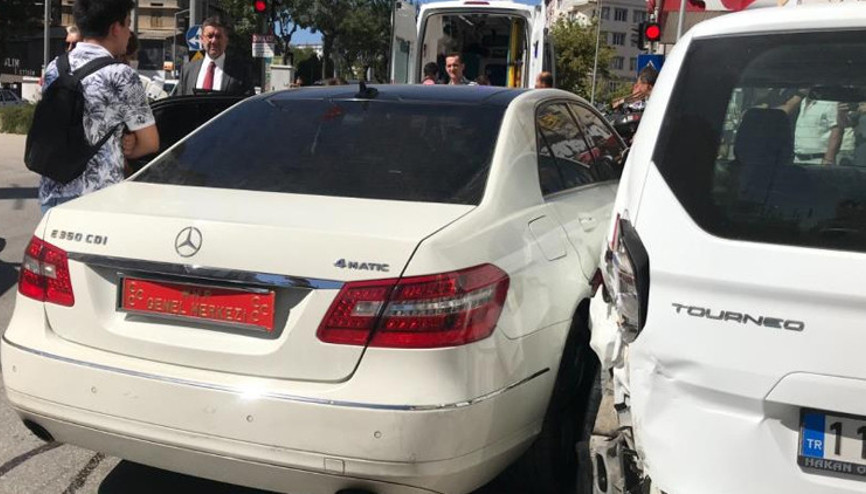 Sürücü epilepsi krizi geçirdi, MHPli Yönterin koruma aracı kaza yaptı