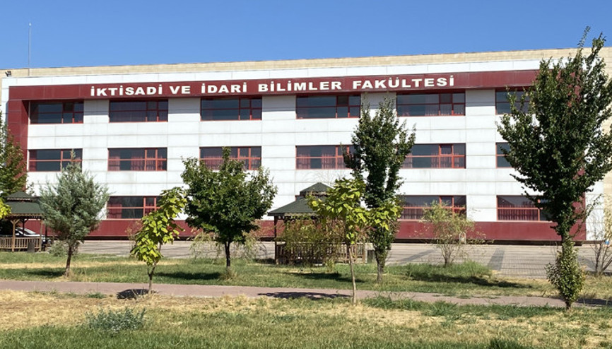 Dekan Yardımcısı Doç. Dr. Yunus Yılmaz, eski öğrencisinin bıçaklı saldırısında yaralandı