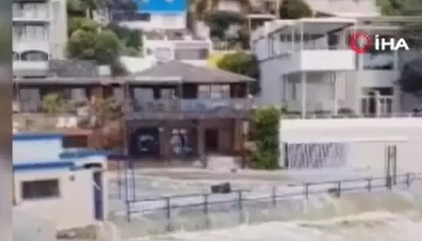 Dev dalgalar kıyı şeridini vurdu Araçlar denizde sürüklendi