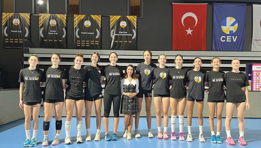 12 yaşında ve 1.80 boyunda voleybolcu aranıyor