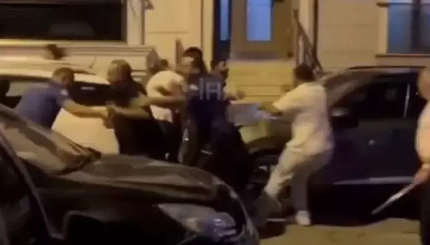 Ataşehir’de iki aile birbirine girdi ortalık savaş alanına döndü