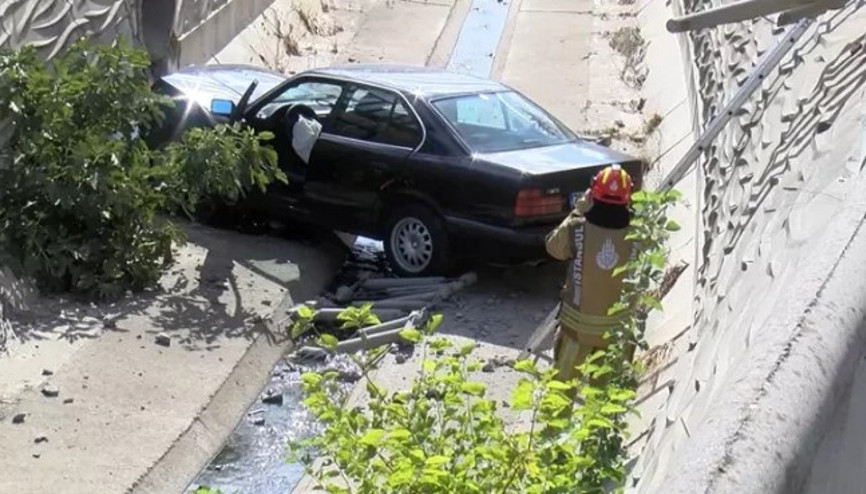 Sultanbeylide 17 yaşındaki sürücü otomobiliyle su kanalına uçtu