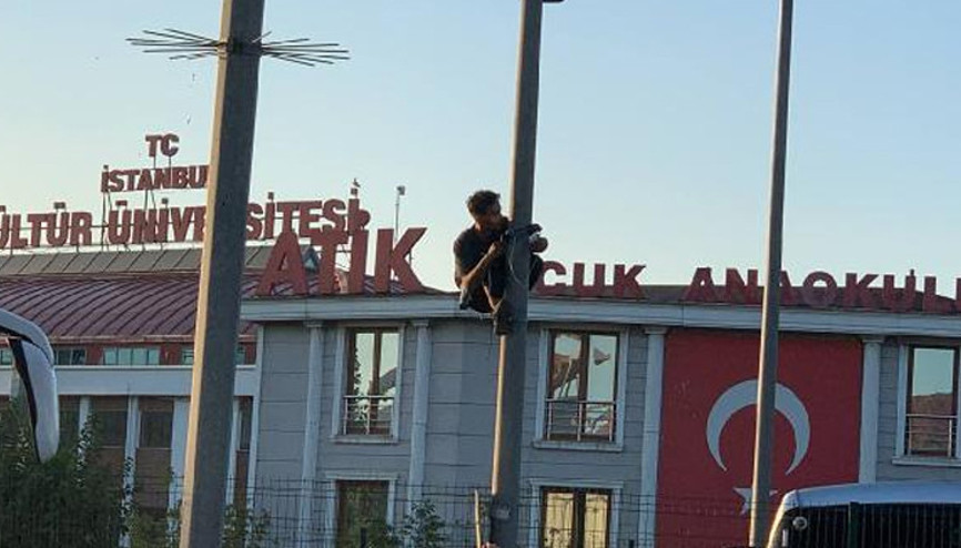 E-5te aydınlatma direğine çıktı, trafik kilitlendi: Gözaltına alındı E-5te aydınlatma direğine çıktı, trafik kilitlendi: Gözaltına alındı