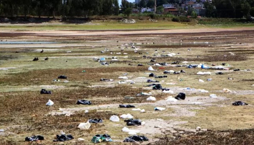 Suyu çekilen Seyhan Baraj Gölü kıyısında piknikçi kirliliği