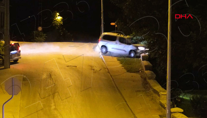 Dur ihtarına uymayan araç cami bahçesine uçtu Kaza anı kamerada