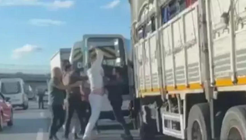 TIR şoförü ile minibüs şoförünün yol verme kavgası