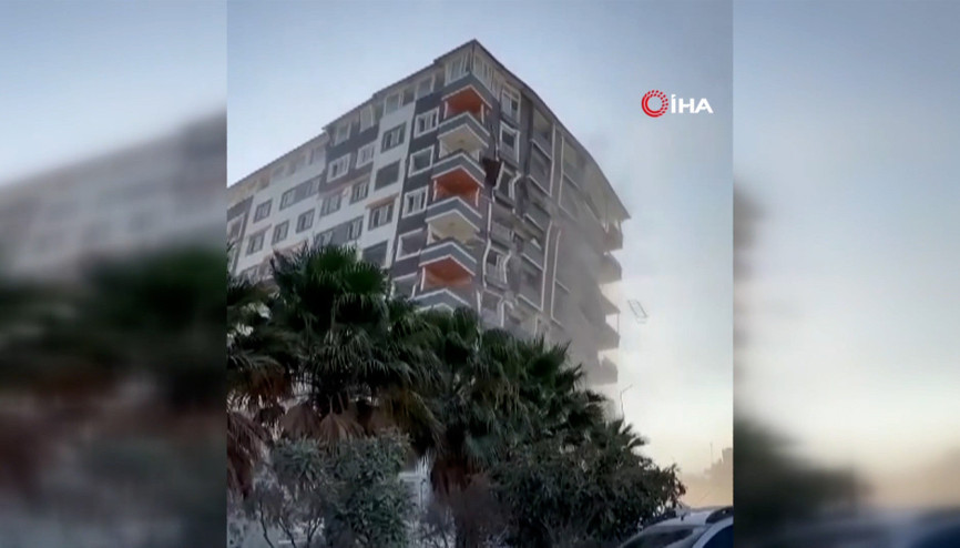 Hatayda ağır hasarlı 3 bina saniyeler içerisinde yıkıldı