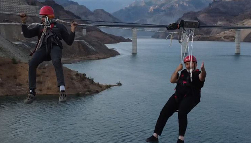 Belediye başkanı zipline yaparken havada mahsur kaldı