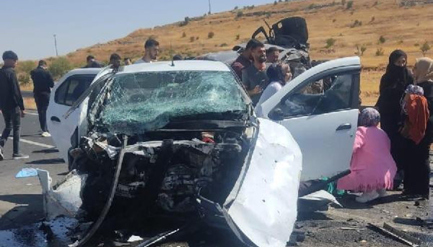 Mardin’de hafif ticari araçla otomobil çarpıştı: 3 yaralı