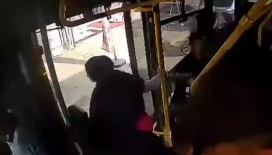 Adanada bir çocuk, hareket halindeki dolmuşun açık kapısından böyle düştü