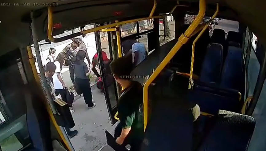 Kapısı açık dolmuştan düştü, kâbusu yaşadı Annesinden klimadan tasarruf iddiası