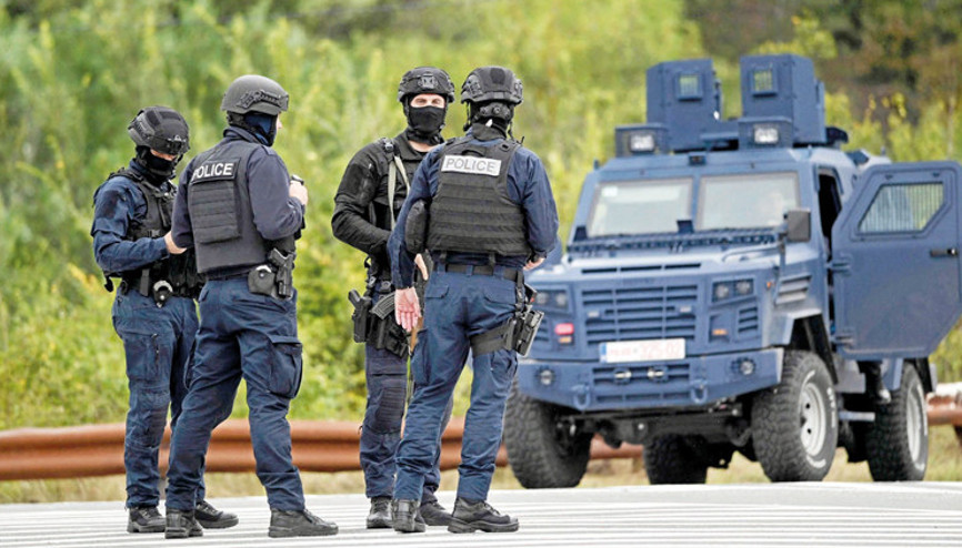 Kosova’da ‘ateşle oyun’... Sırp grup polisi hedef aldı