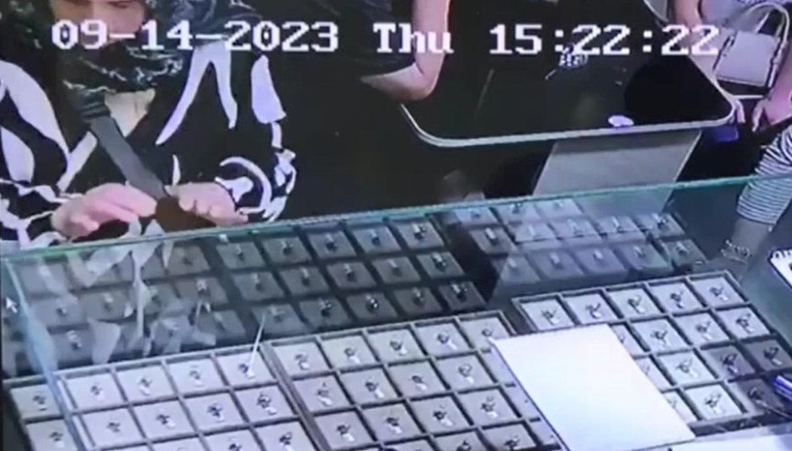 Kuyumcu hırsızlık kamerada 104 yüzük bulunan çantayı çaldı