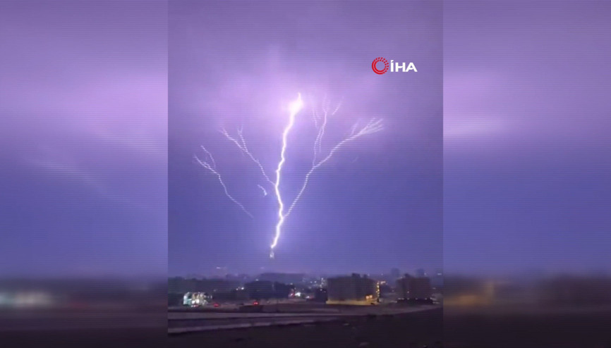 Mekke’de Kraliyet Saat Kulesine yıldırım düştü