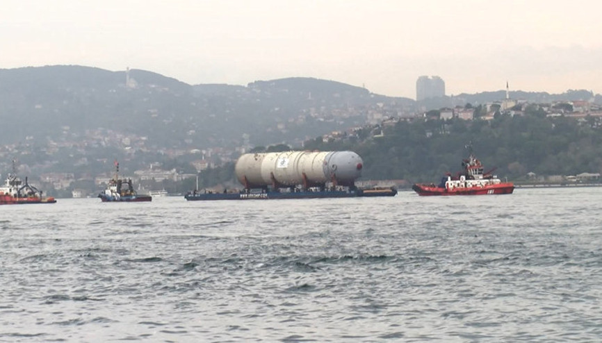 İstanbul Boğazında şaşırtan görüntü: Basınçlı dev tank ilgi çekti