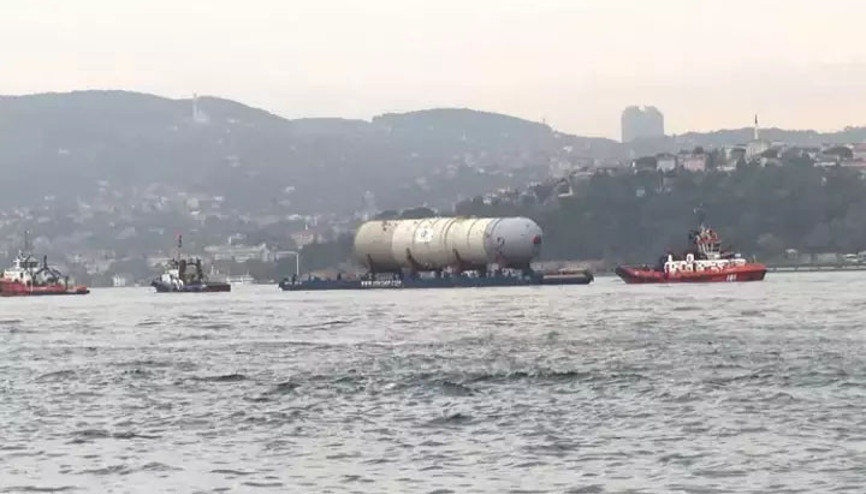 İstanbul Boğazında şaşırtan görüntü: Basınçlı dev tank ilgi çekti