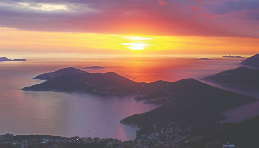 Kaş’ın zorlu virajlarından aşkla hazırlanan sofralarına... Kaş’ın zorlu virajlarından aşkla hazırlanan sofralarına...