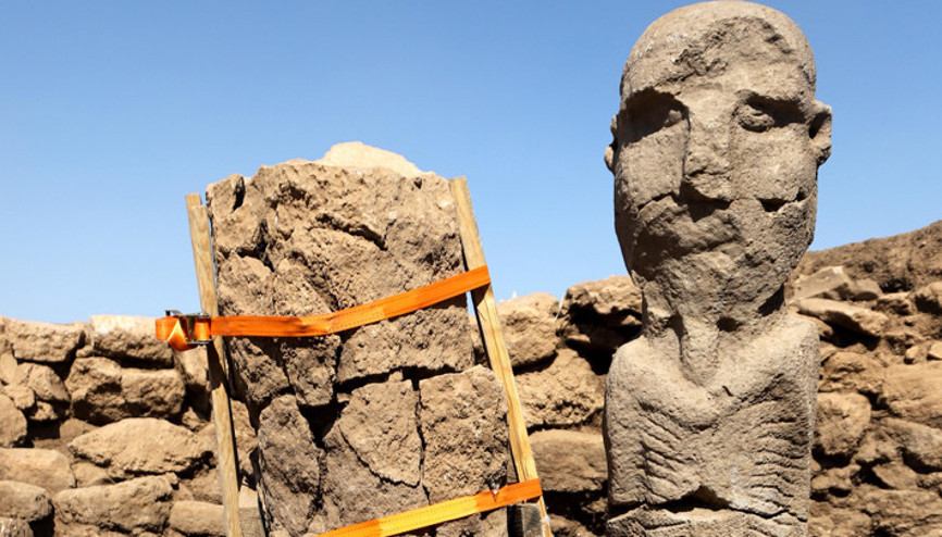 Göbeklitepe ve Karahantepedeki kazı çalışmaları: İnsan ve hayvan heykeli bulundu