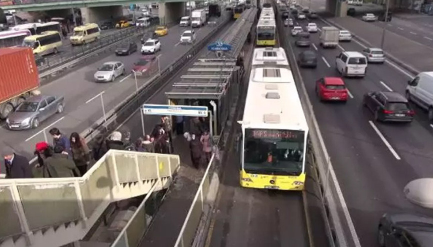 1 Ekim metrobüs seferleri çalışıyor mu Küçükçekmece durağında kaza İşte metrobüs seferlerinde son durum...