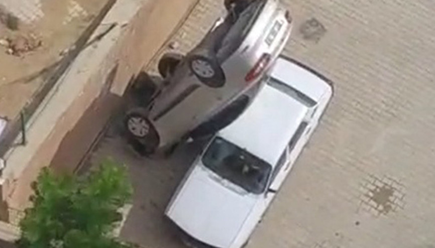 Vitesi geri yerine ileri alınca olanlar oldu Otoparka düştü, yaralandı