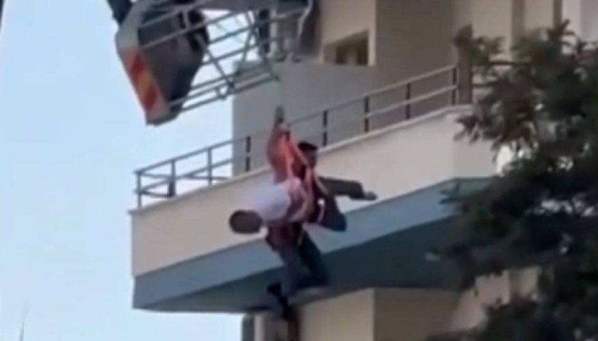 Vinçten düşen işçiler, emniyet kemeri sayesinde kurtuldu