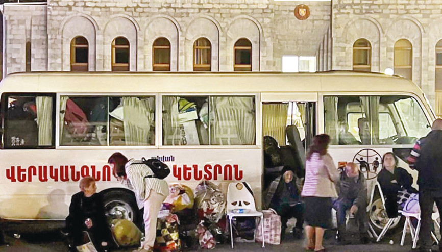 Karabağ’dan son otobüs... Ermeniler bölgeyi boşalttı