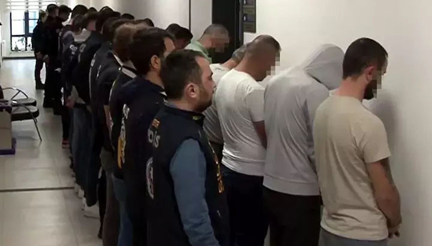İkiz çek şebekesine operasyon: 15 şüpheli tutuklandı İkiz çek şebekesine operasyon: 15 şüpheli tutuklandı