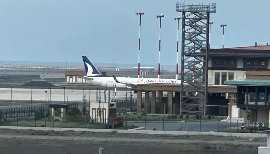 Rizede inişe geçen uçak kuş sürüsüne çarptı Arıza yapınca aprona çekildi