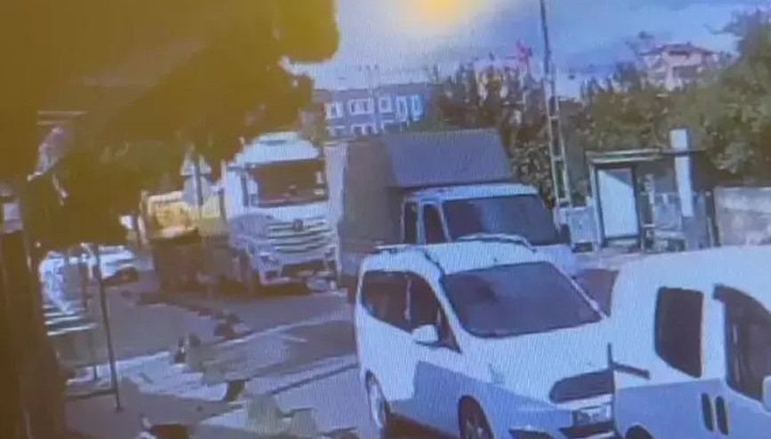 Arnavutköyde korkunç olay: Hafriyat kamyonunun altında kaldı Arnavutköyde korkunç olay: Hafriyat kamyonunun altında kaldı