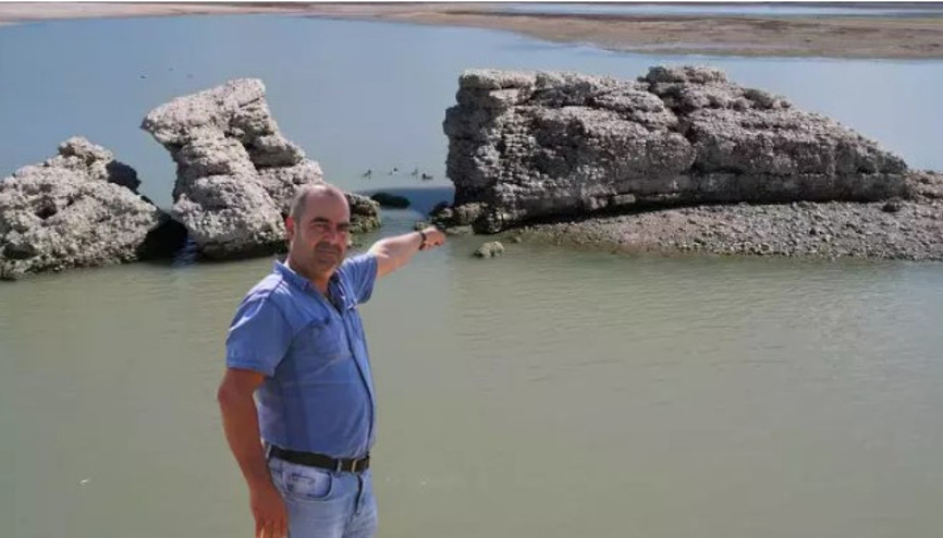 Seyhan Baraj Gölünde suların çekilmesiyle ortaya çıkan antik kent, definecilerin saldırısına uğruyor Seyhan Baraj Gölünde suların çekilmesiyle ortaya çıkan antik kent, definecilerin saldırısına uğruyor