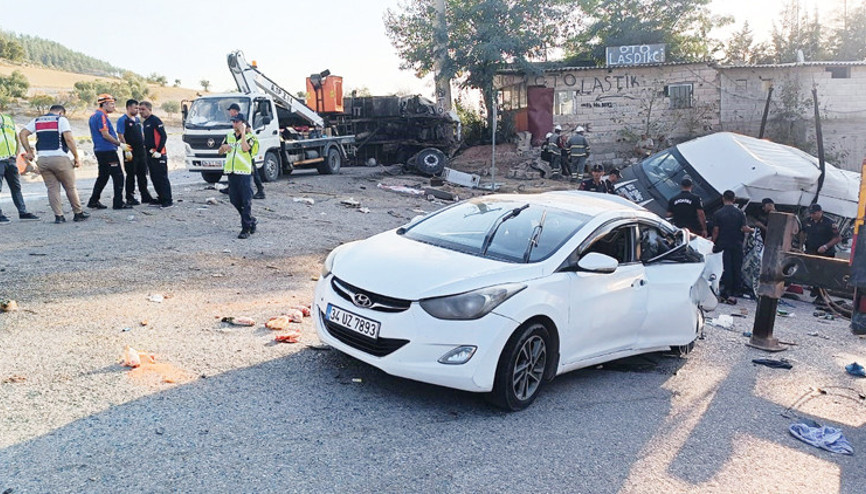 Freni patladı facia yaşandı: 6 ölü 16 yaralı Freni patladı facia yaşandı: 6 ölü 16 yaralı
