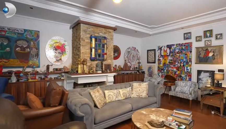 İçerisi sanat galerisi gibi... Hamdi Alkan kızıyla bu evde yaşıyor