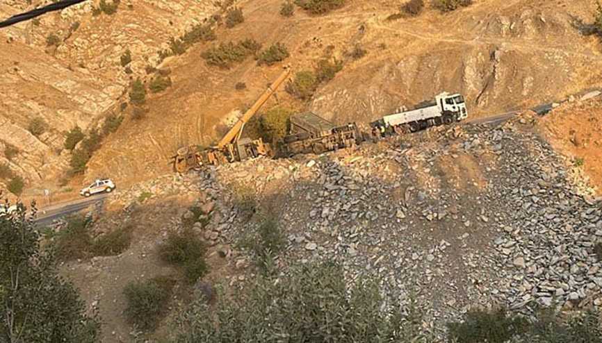 Şırnak’ta askeri TIR devrildi: 2 asker yaralı