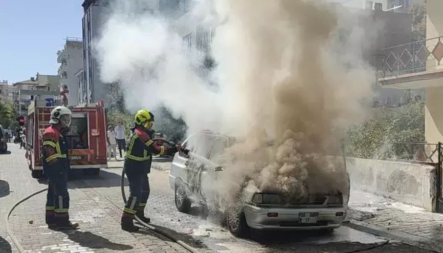 LPGli otomobil çıkan yangında küle döndü
