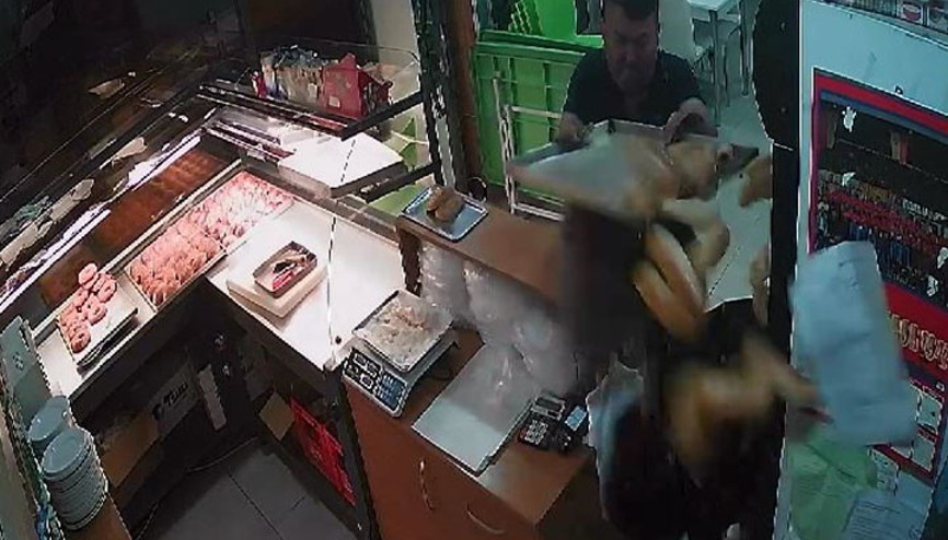 Kasaya dalan hırsıza börek tepsisi ile vurdu