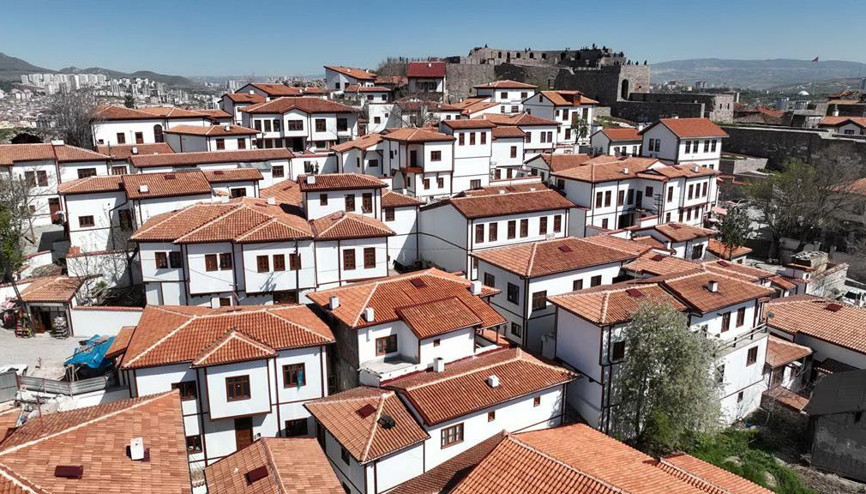 Kale restorasyonunda tonajlı araç uyarısı Kale restorasyonunda tonajlı araç uyarısı