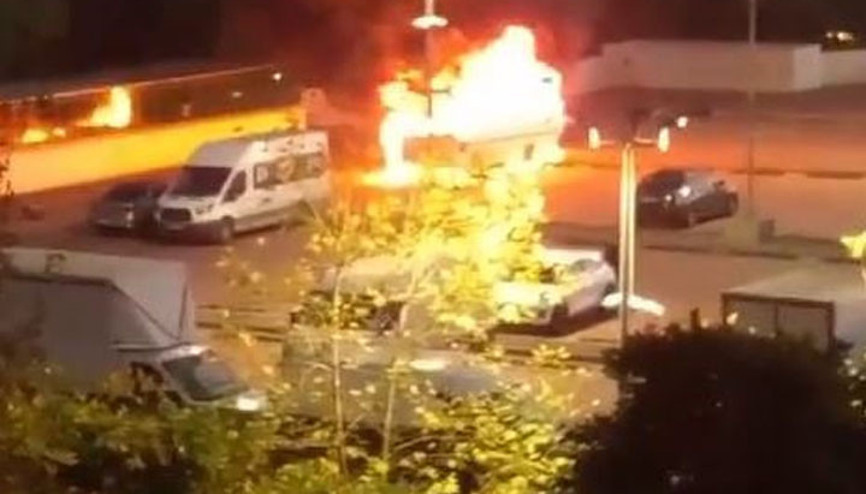 Bayrampaşa İSPARKta park halindeki araç alev alev yandı