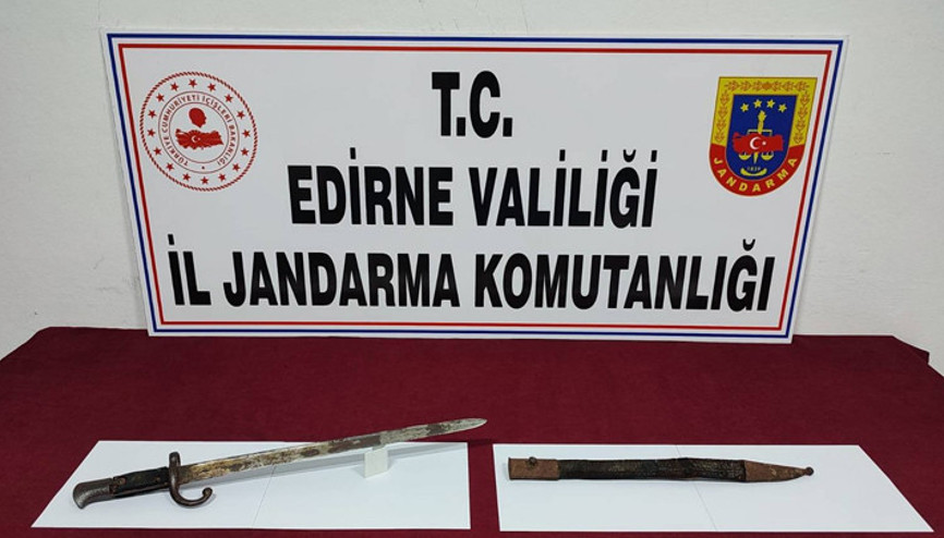 Edirnede kaçakçılık operasyonu: 150 yıllık kılıç ele geçirildi