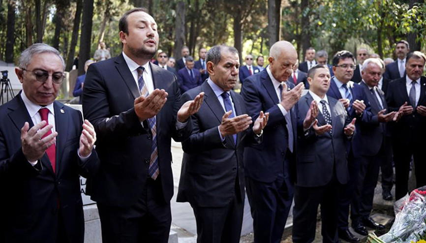 Galatasarayın 118. kuruluş yıl dönümü etkinlikleri başladı Ali Sami Yen’in mezarı ziyareti edildi