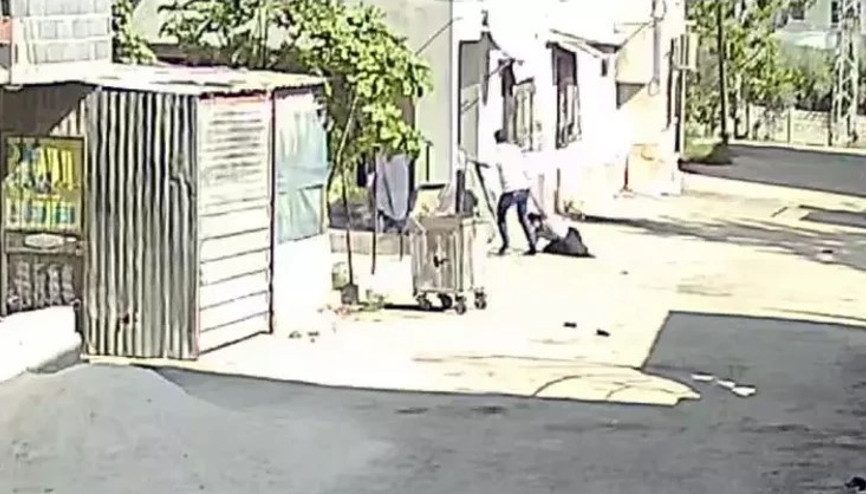 Adanada torun dehşeti kamerada: Babaanne ve dedesini kürekle dövdü, yaşlı kadını yerlerde sürükledi
