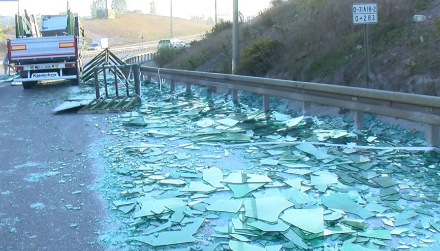 TIRdaki camlar yola düştü