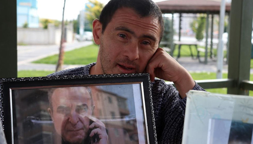 Down sendromlu Ali, Rıza Babanın fotoğrafını bir an olsun yanından ayırmıyor