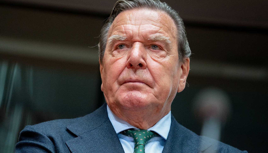 Schröder’in yemek davetine polis baskını