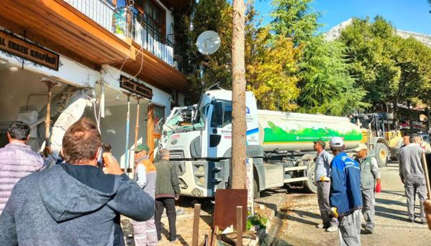 Freni boşalan tanker dükkanlara çarptı