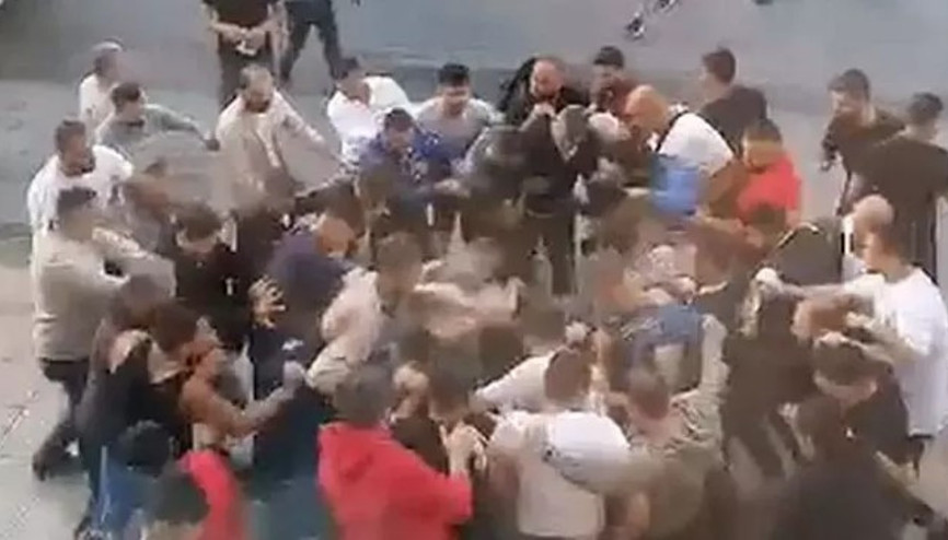 Denizlide cadde ortasında eşini bıçaklayan şüpheliyi linç etmek istediler O anlar kamerada