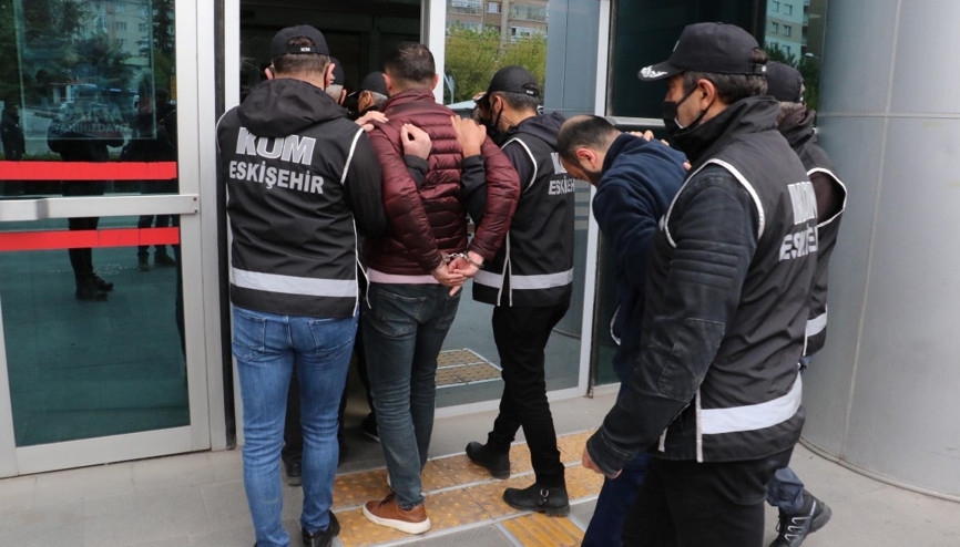 Eskişehirde tefecilere Kafes operasyonu Senetle milyonlarca lira gelir elde ettikleri ortaya çıktı