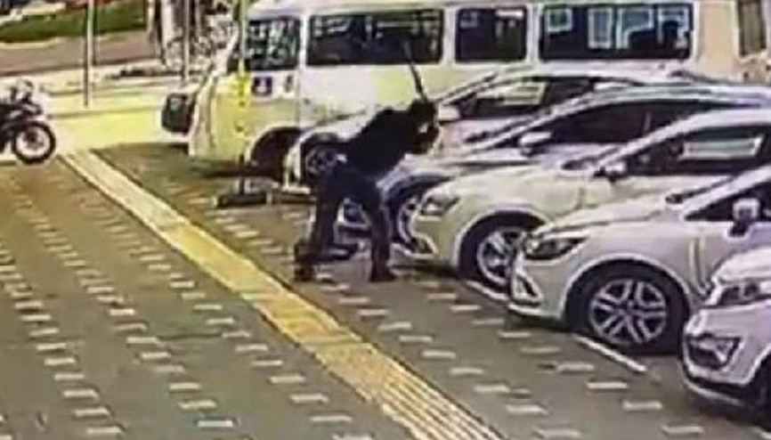 Bursada baltalı dehşet: Park halindeki araçlara saldırdı