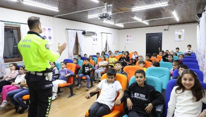 Sultangazi’de çocuklara deprem ve güvenli trafik eğitimi veriliyor