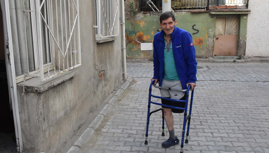 Ayağına batan cam parçasını önemsemedi, bacağı ampüte edildi Başka seçeneğim yoktu